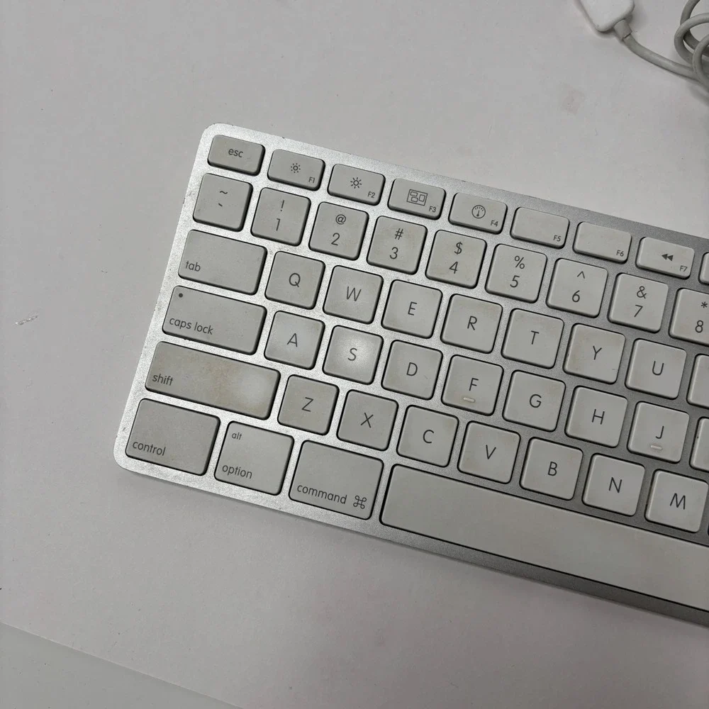 Apple A1243 Wired USB Keyboard Aluminum Silver White Numeric Keypad EMC 2171